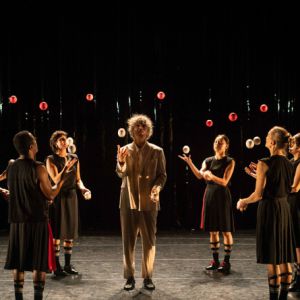 Heka Tout N'est Qu'un Faux Semblant-Gandini Juggling/Yann Frisch